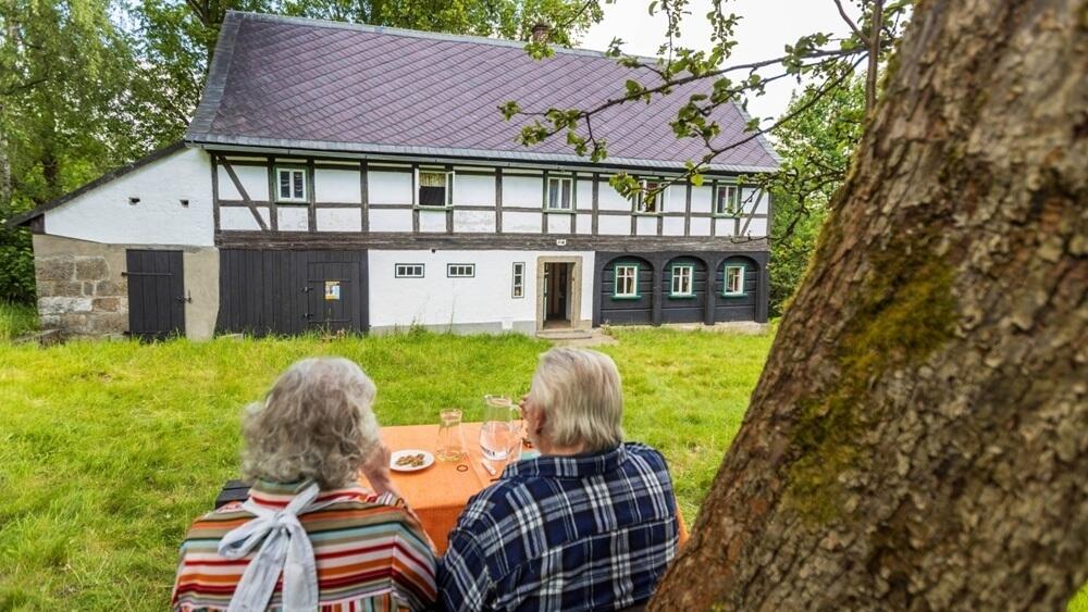 Typický podstávkový dům s hrážděním, archivní foto